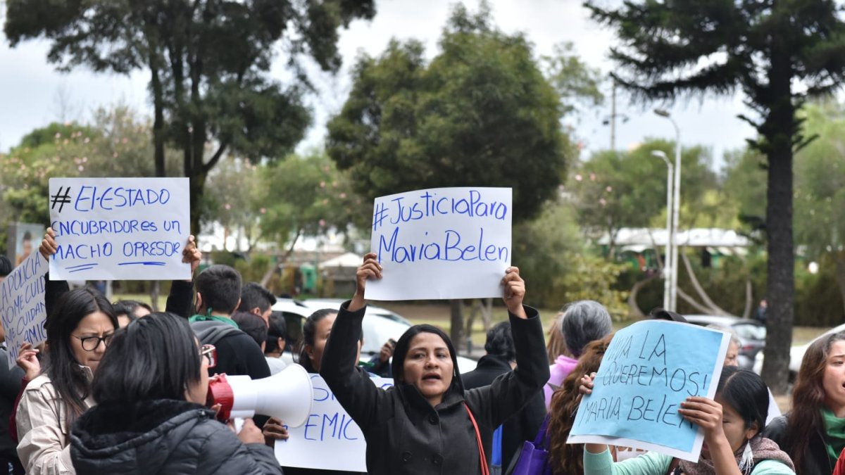 En los exteriores de la Comandancia General de la Policía, mujeres protagonizaron una protesta. La mamá de Bernal estuvo presente