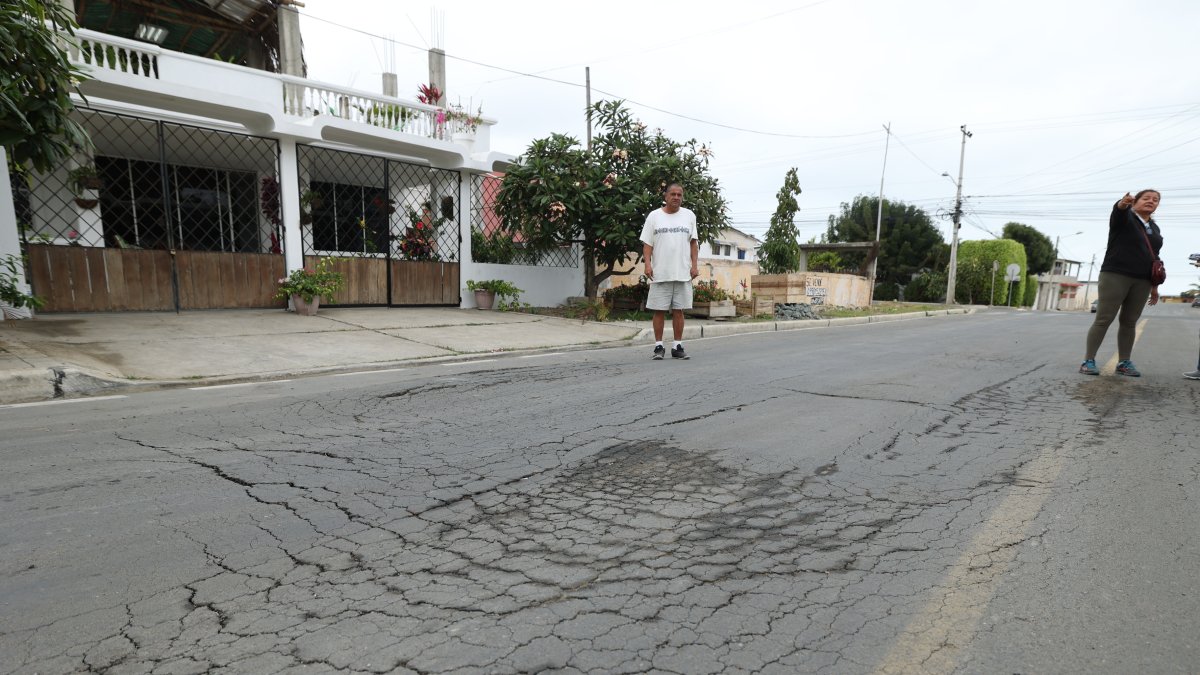Calle H. Una de las calles más afectadas por hundimientos es la H, entre la avenida Guayaquil y Jaime Roldós, donde es evidente el deterioro del asfalto.