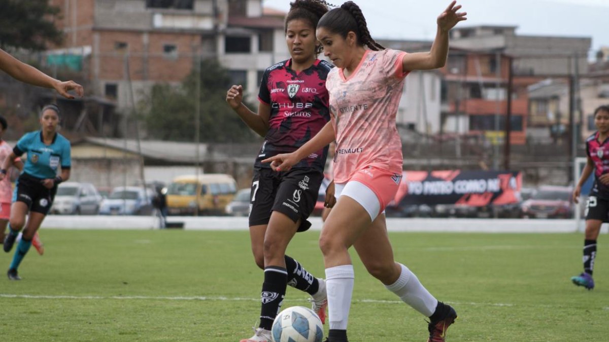 Danna Pacheco (i) y Ámbar Torres durante la primera final de la Superliga femenina que se disputó en el estadio de Sangolquí