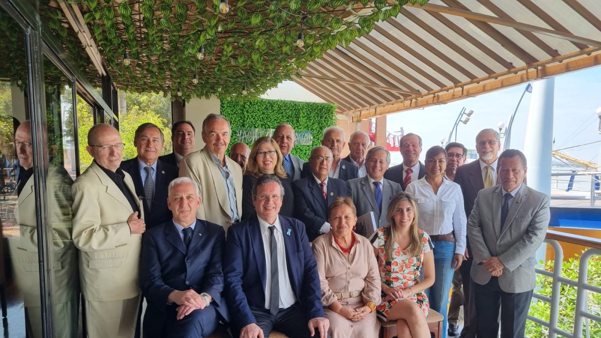 Actividad. Los miembros de la ANH con invitados a un evento reciente.