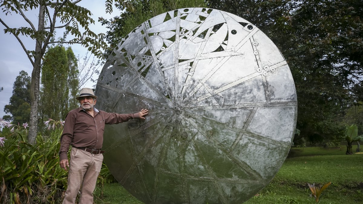 Expresionismo. El escultor Jesús Cobo, muestra una de sus lunas, que quedará ahora expuesta en una plaza de los Andes de Ecuador.