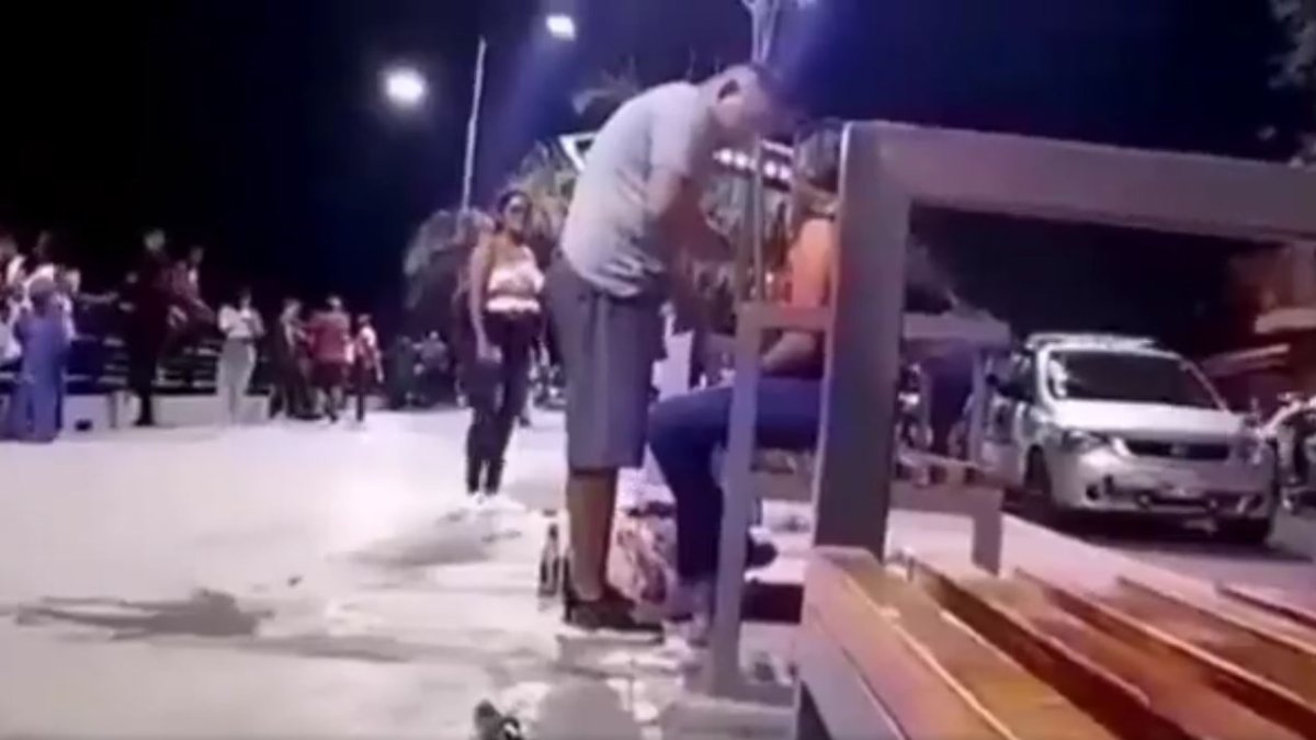 Captura de video en el quedó captada la agresión de un hombre a una mujer. El sujeto es policía en servicio activo, según la institución de seguridad.