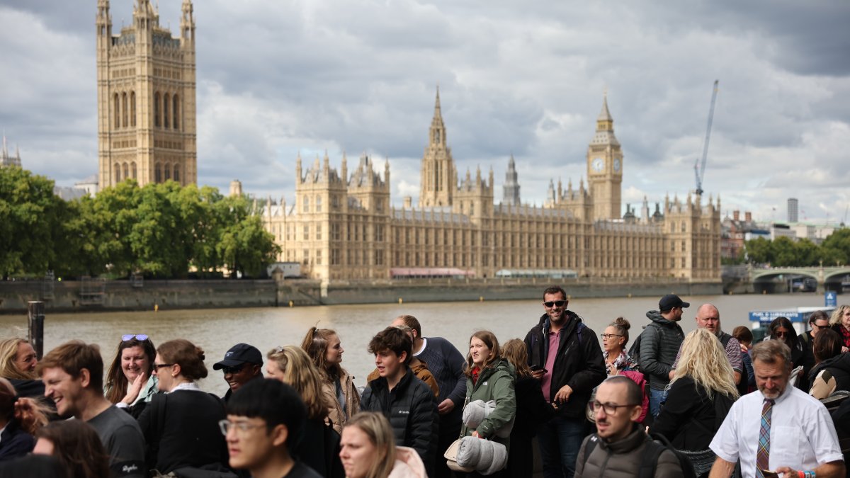 Ciudadanos esperan para dar el último adiós al féretro de Isabel II en la capilla ardiente instalada en el Westminster Hall del Parlamento británico.