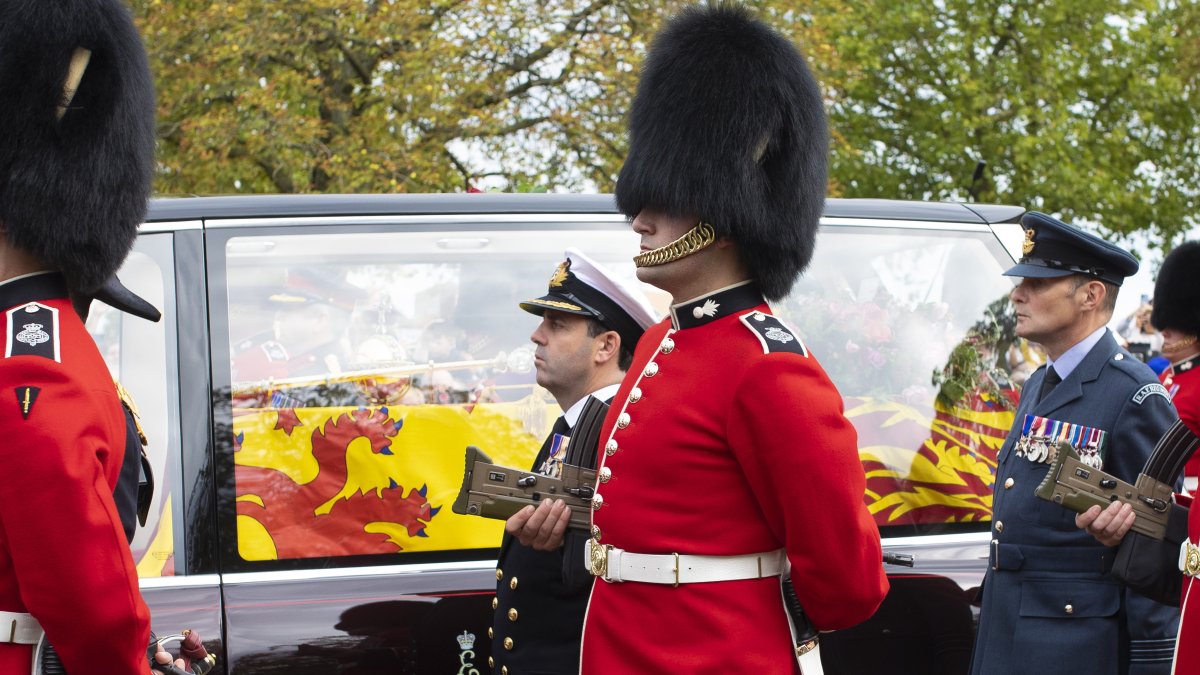 El féretro con la reina Isabel II entró en la que ha sido su residencia más habitual y desde ahí se dirigió a la Capilla de San Jorge.