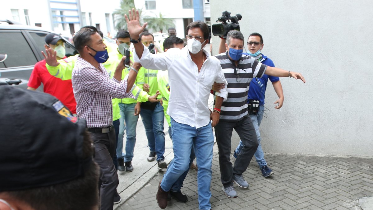 El entonces prefecto del Guayas, Carlos Luis Morales, cuando era trasladado a las instalaciones del Cuartel Modelo, en torno a la investigación de un presunto delito de tráfico de influencias.