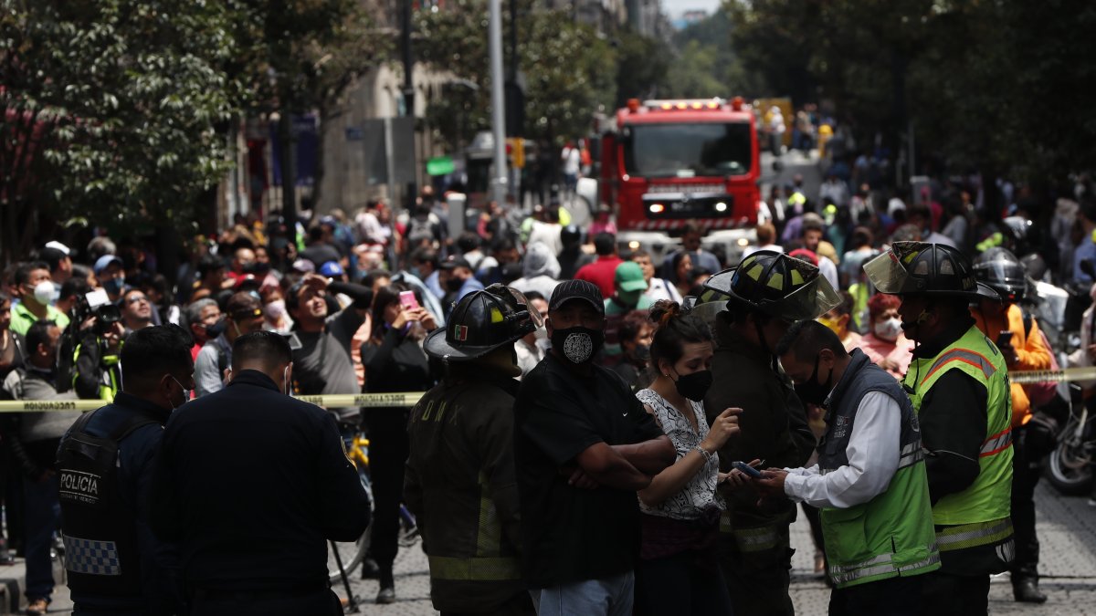 Personas permanecen en las calles hoy, después de activarse la alerta sísmica en la Ciudad de México (México). Un sismo de magnitud preliminar 7,4.