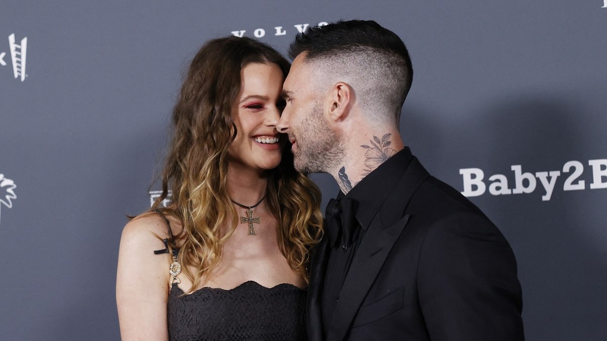 Behati Prinsloo y Adam Levine.