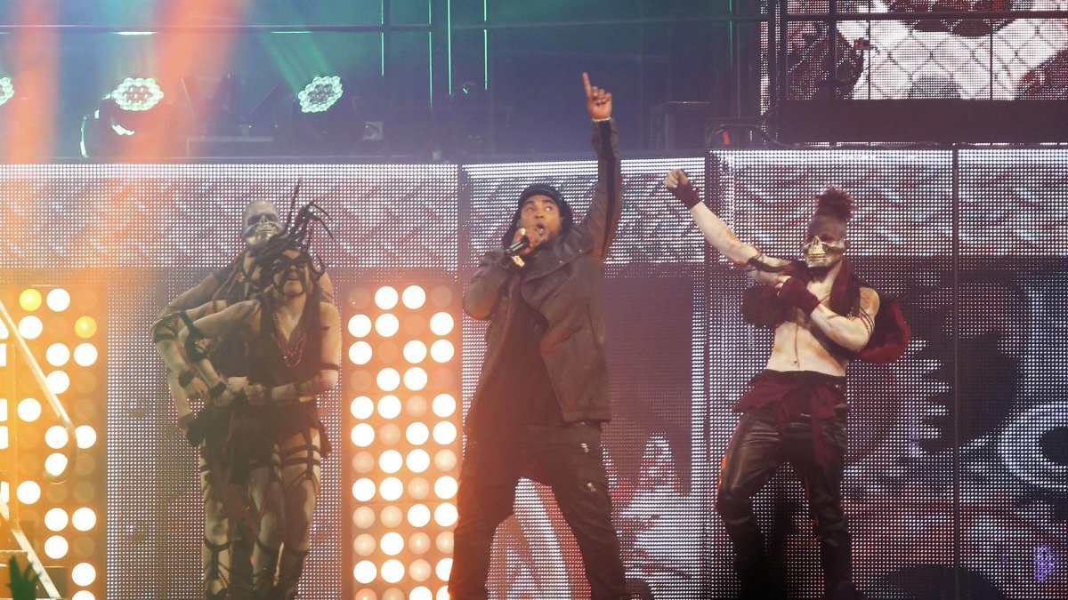 Fotografía de archivo en la que se registró una presentación del cantante puertorriqueño Don Omar (c), en San Juan (Puerto Rico).