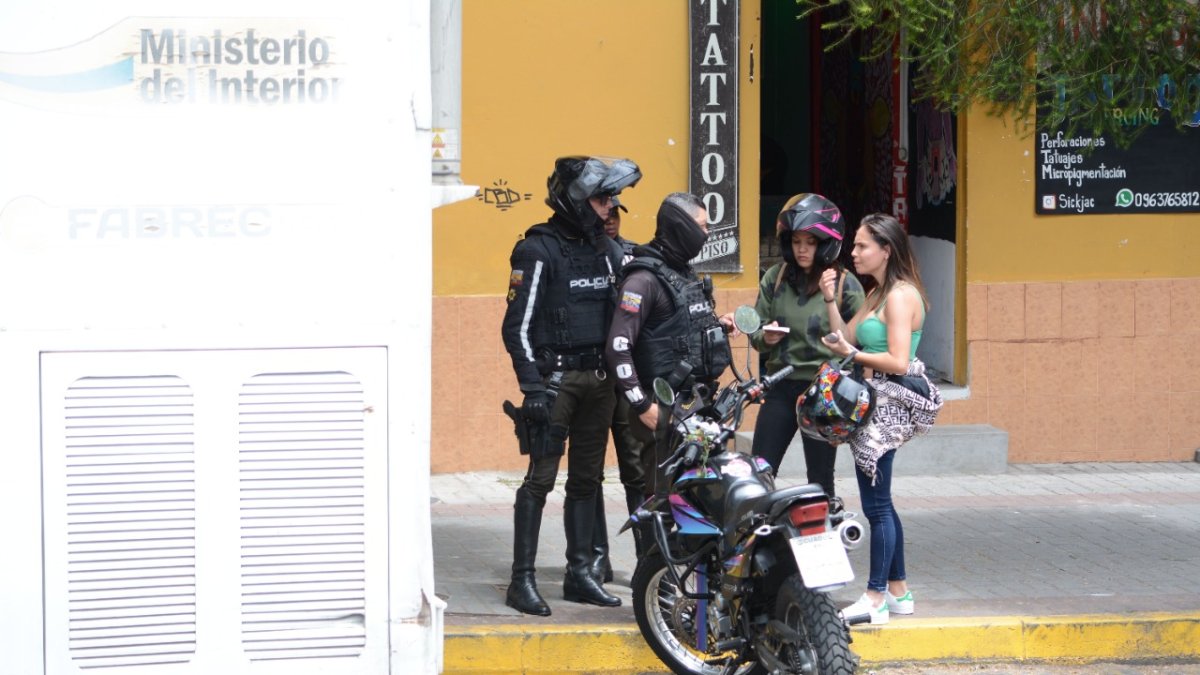 Operativos. Los uniformados realizan rondas por diferentes puntos e inspeccionan a personas que tengan apariencia sospechosa.