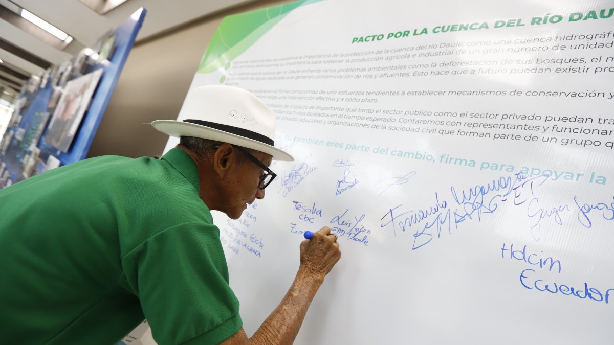 Compromiso. Con su firma, varias entidades y la comunidad apoyan el rescate de la cuenca del río Daule.