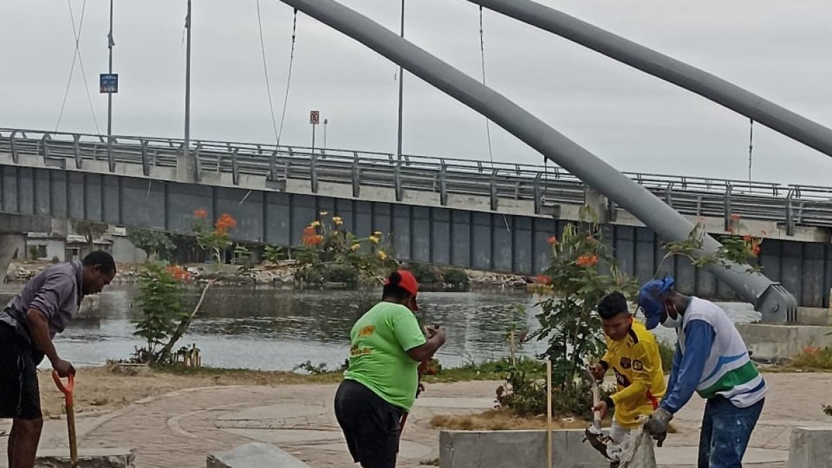 En el sector de la Nueva Ciudad de la isla Trinitaria, los habitantes salieron con escobas y otros utensilios para la limpieza del área.