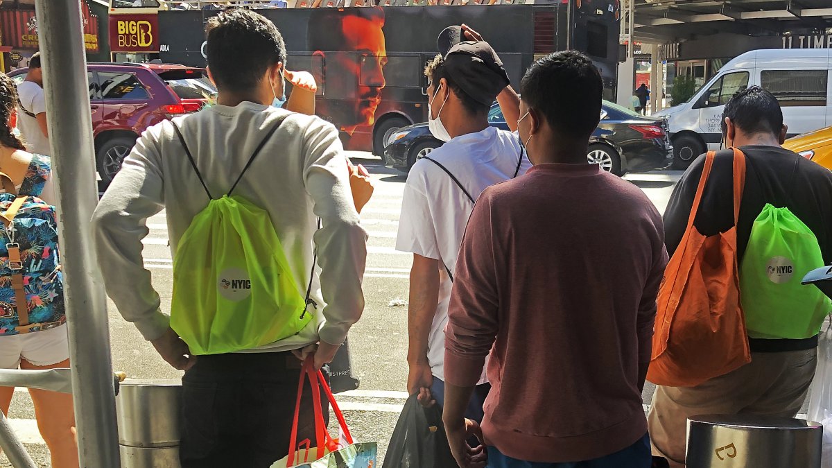 Fotografía de archivo de un grupo de migrantes a su llegada a Nueva York. EFE