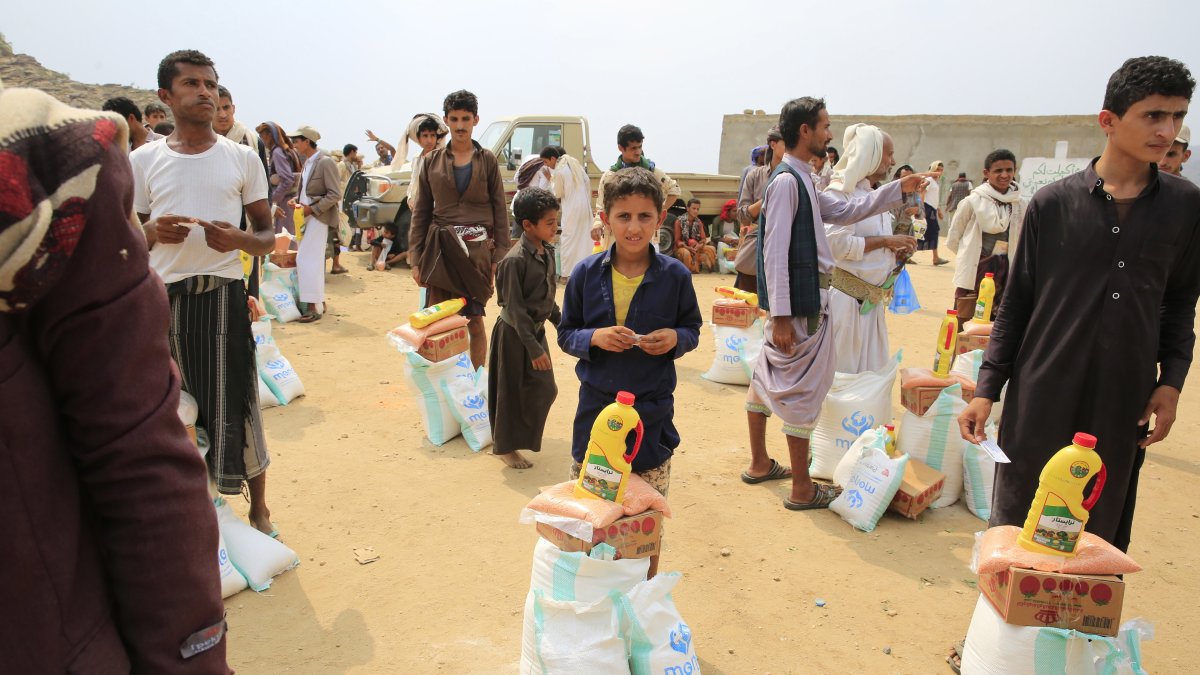Imagen referencial sobre personas que recogen ayuda alimentaria en la provincia norteña de Saada, Yemen.  