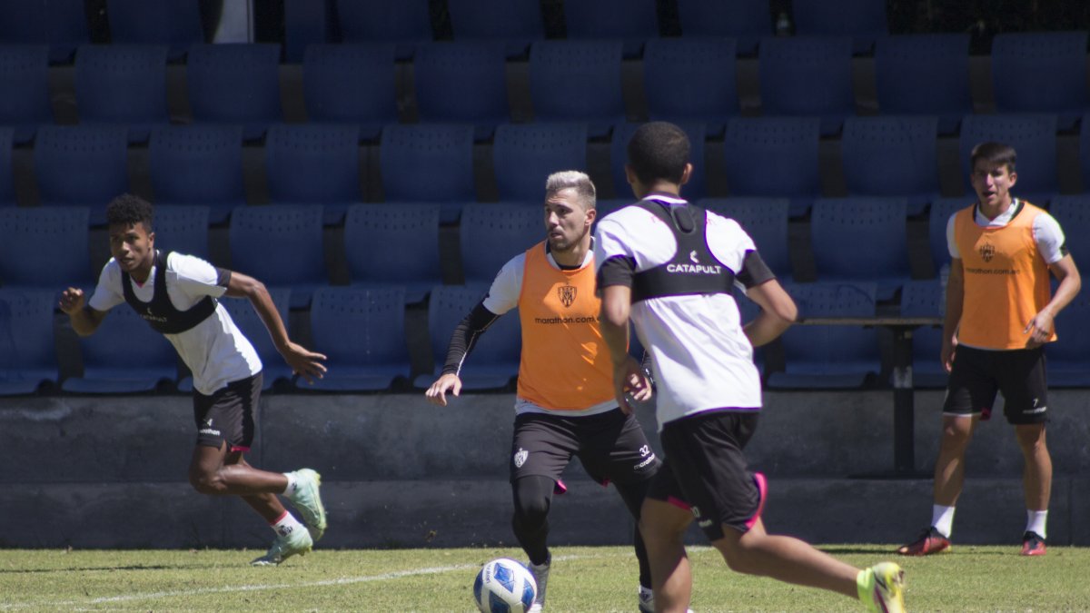 El argentino Jonatan Bauman (con el balón) es una de las alternativas para la ofensiva de Independiente del Valle para el partido de esta noche ante el 9 de Octubre.