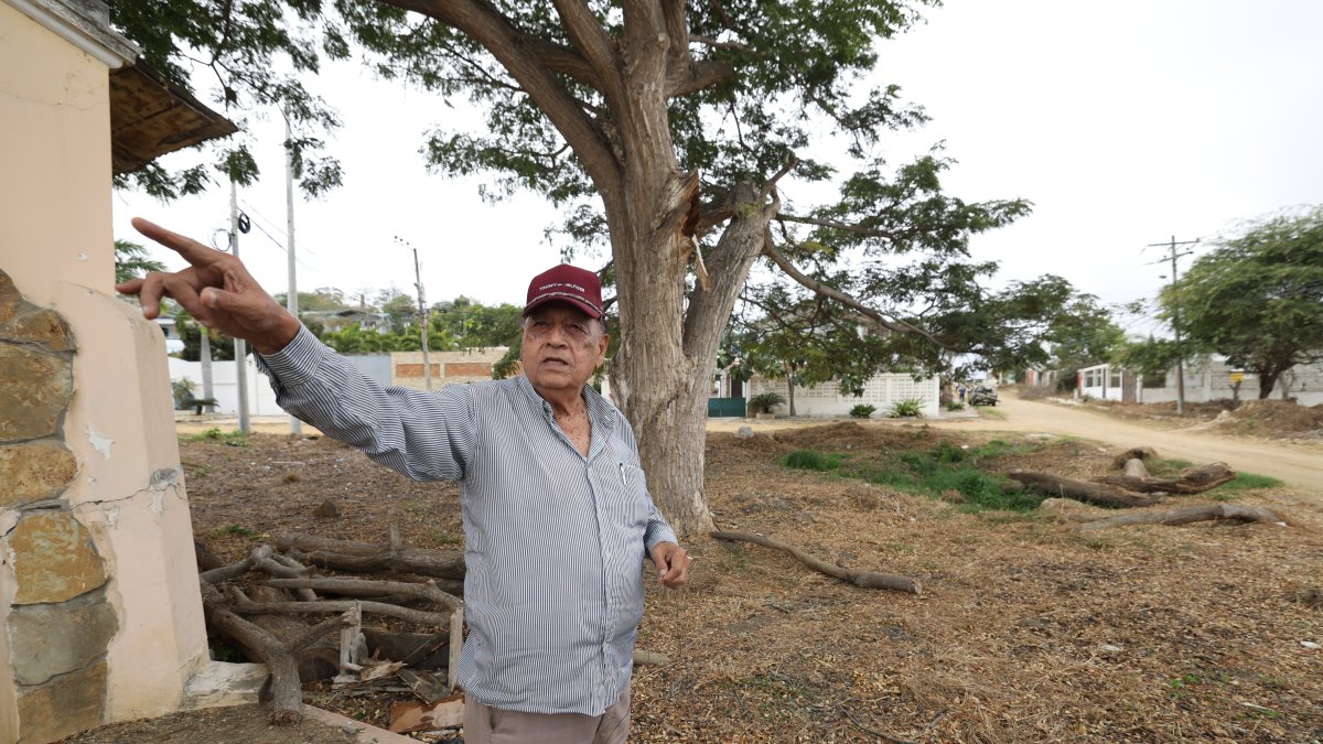 La Victoria. Franklin Córdova muestra cómo luce su sector a pesar de ser una de las ciudadelas más antiguas de Playas y no cuenta con ninguna obra pública, especialmente en sus calles.