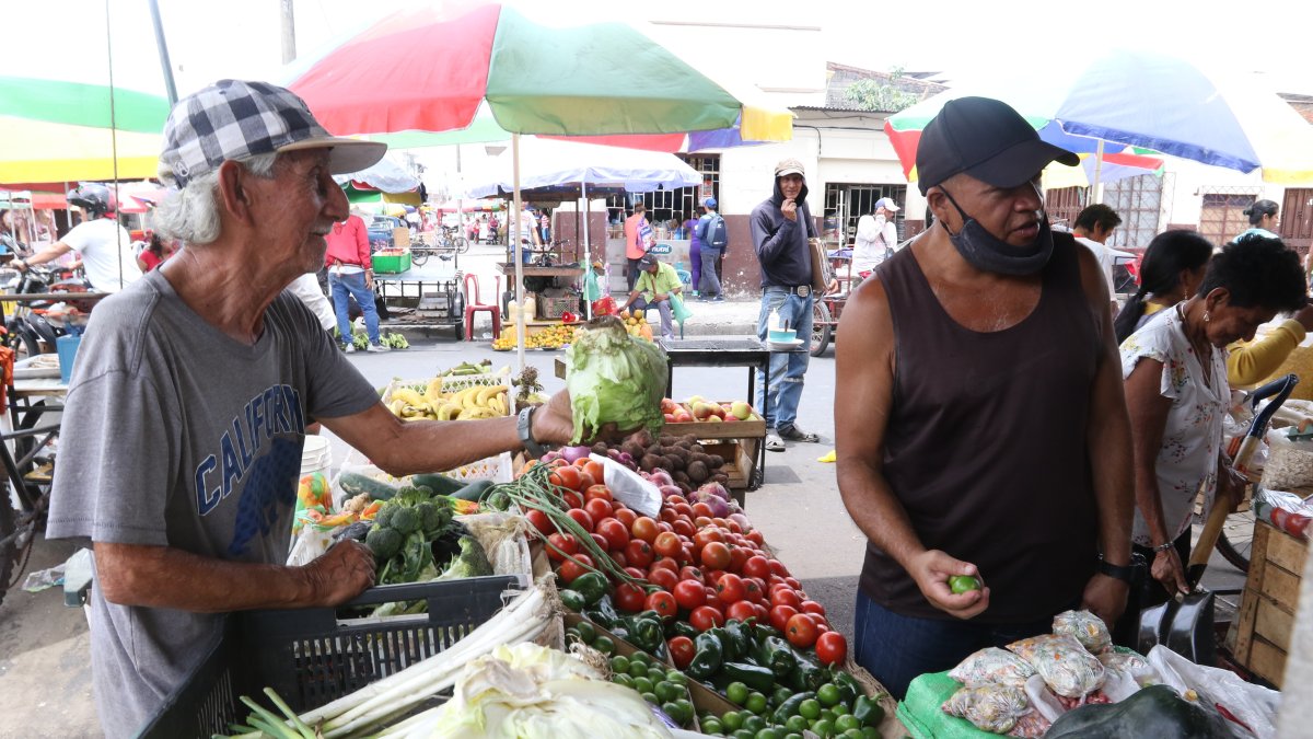 Queja. Los clientes dicen que de Montebello viene el alimento caro.