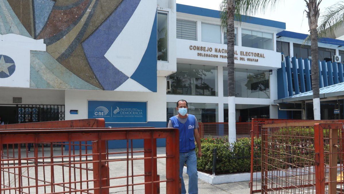 La Delegación Electoral de Guayas permanecía vacía seis horas antes del cierre de inscripciones.