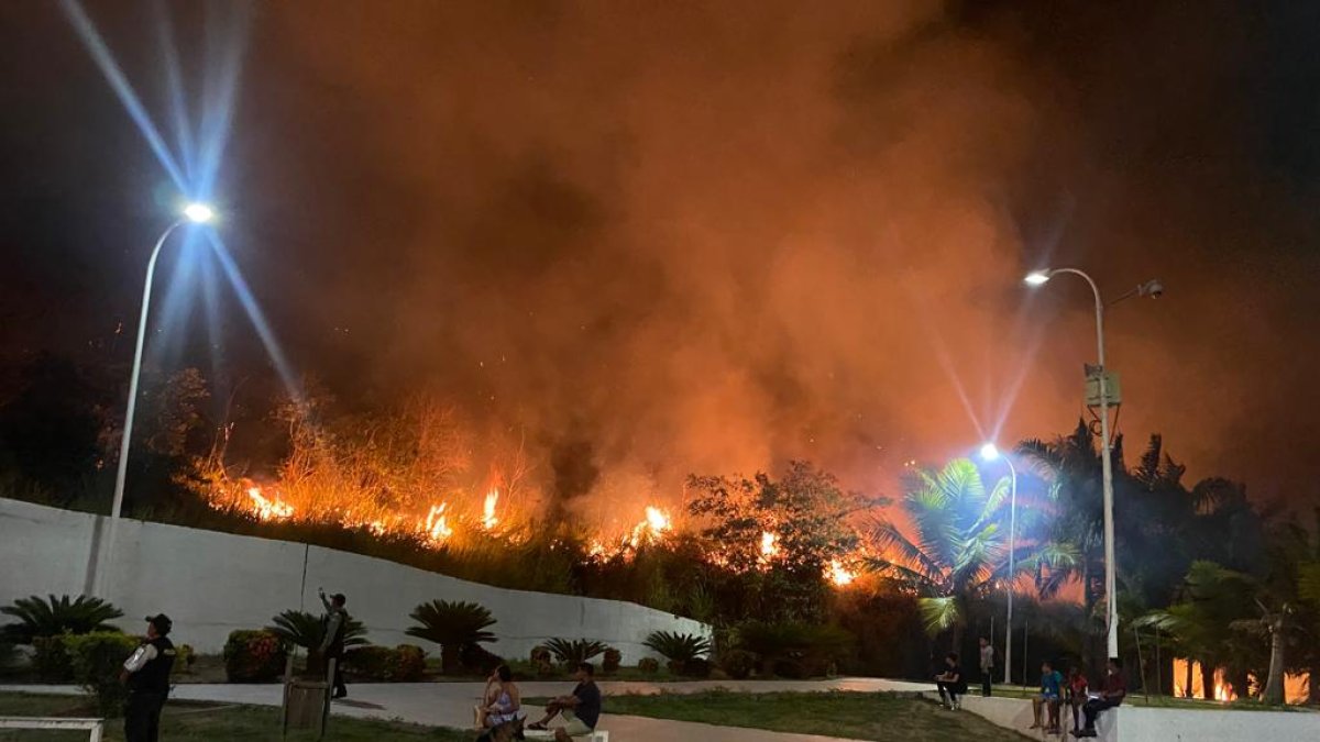 El fuego alertó a los moradores que observaban con temor el avance de las llamas