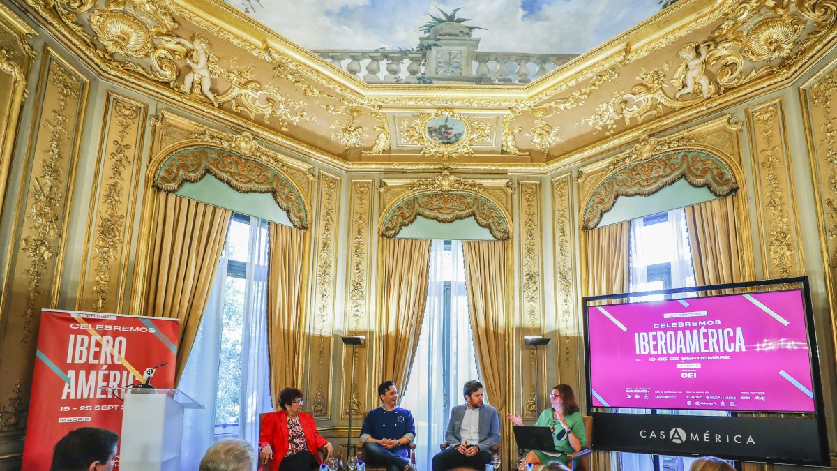 De izq a dcha: La cocinera y escritora paraguaya Graciela Martínez; Roberth Gonzales , de Perú, Thiago Amhof de Macedo, de Brasil, y Pilar Salas , redactora de Gastronomía en la Agencia EFE.