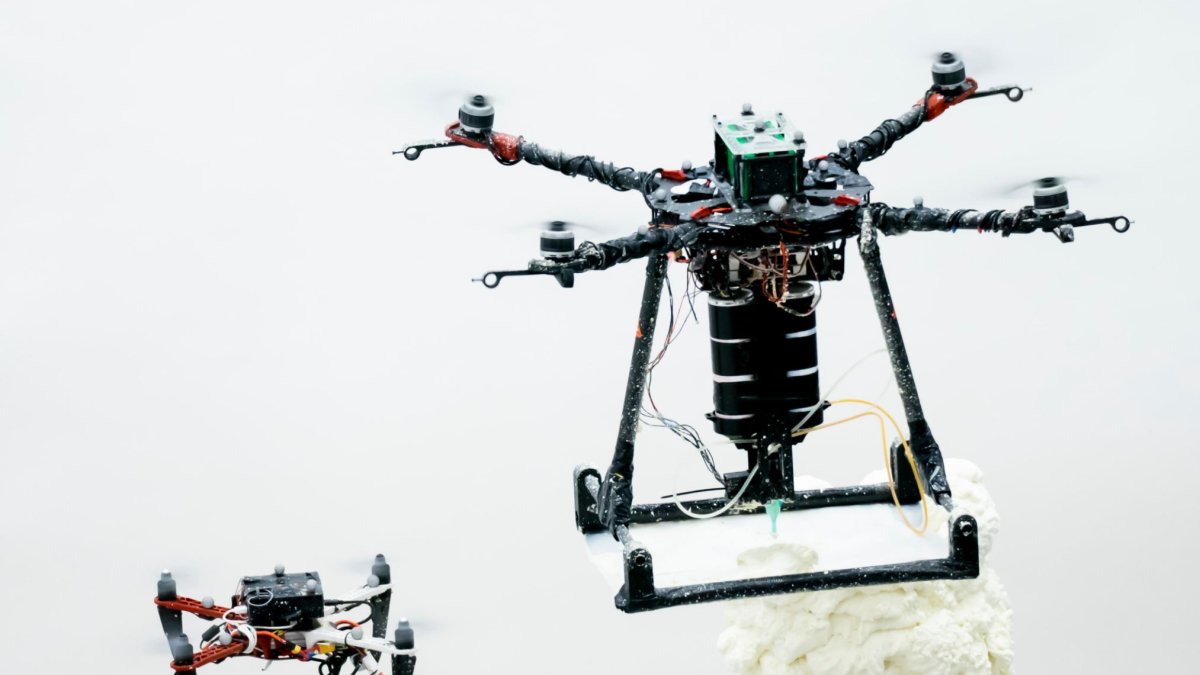 Un ScanDrone (izquierda) y un BuilDrone (derecha). EFE/University College London, Departamento de Informática, Londres. Dr. Vijay M. Pawar y Robert Stuart-Smith, Autonomous Manufacturing Lab.