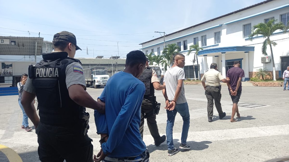 Tres de los cinco detenidos por el robo de dos automotores y el secuestro.