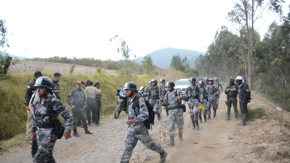 Policías que han participado de la búsqueda del cuerpo de María Belén Bernal, en el onceavo día.