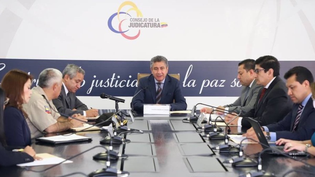 En a la cita, con autoridades de alto nivel, se expuso los peligros que corren los jueces y fiscales con determinados casos.