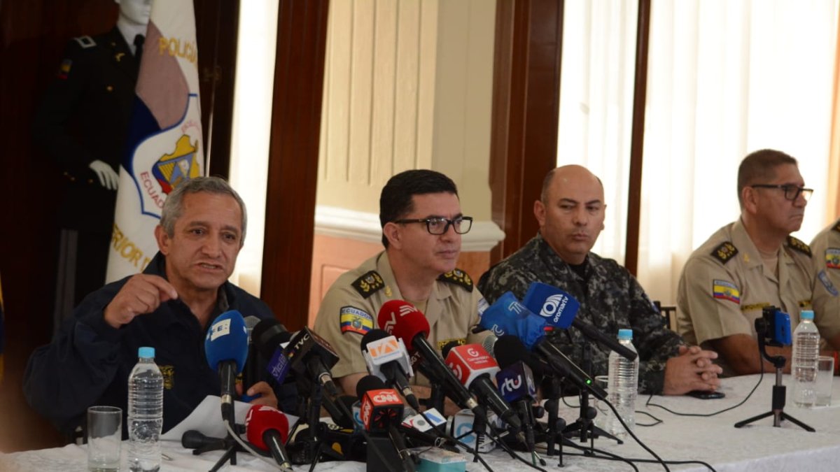 El ministro del Interior, Patricio Carrillo, ofreció una rueda de prensa en una instalación policial de Quito.