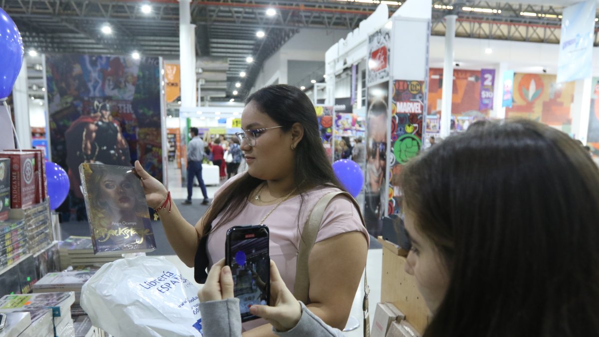 Melanie Avilés y Valentina Obermeyer forman parte de los grupos de bookstagrammers, booktubers y booktokers que se han hecho presentes en la Feria Internacional del Libro.