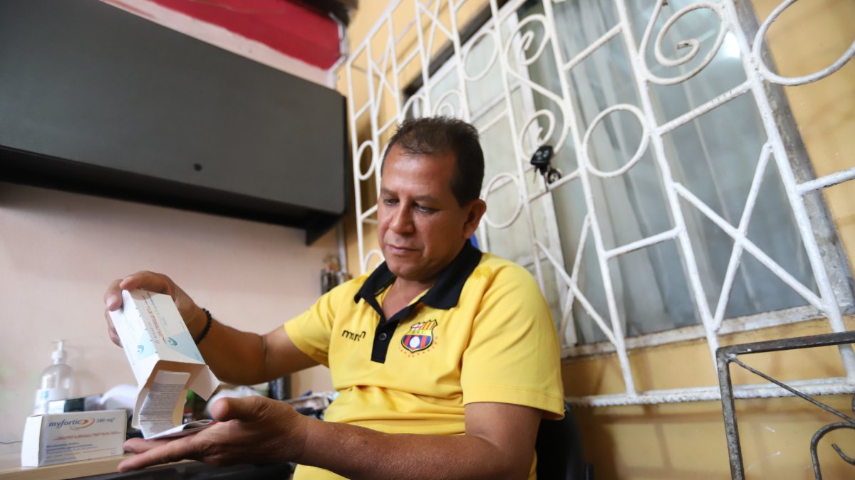 Ramón Espinoza, jubilado, explica cuáles son los medicamentos que necesita ingerir a diario y que no recibe en el IESS.