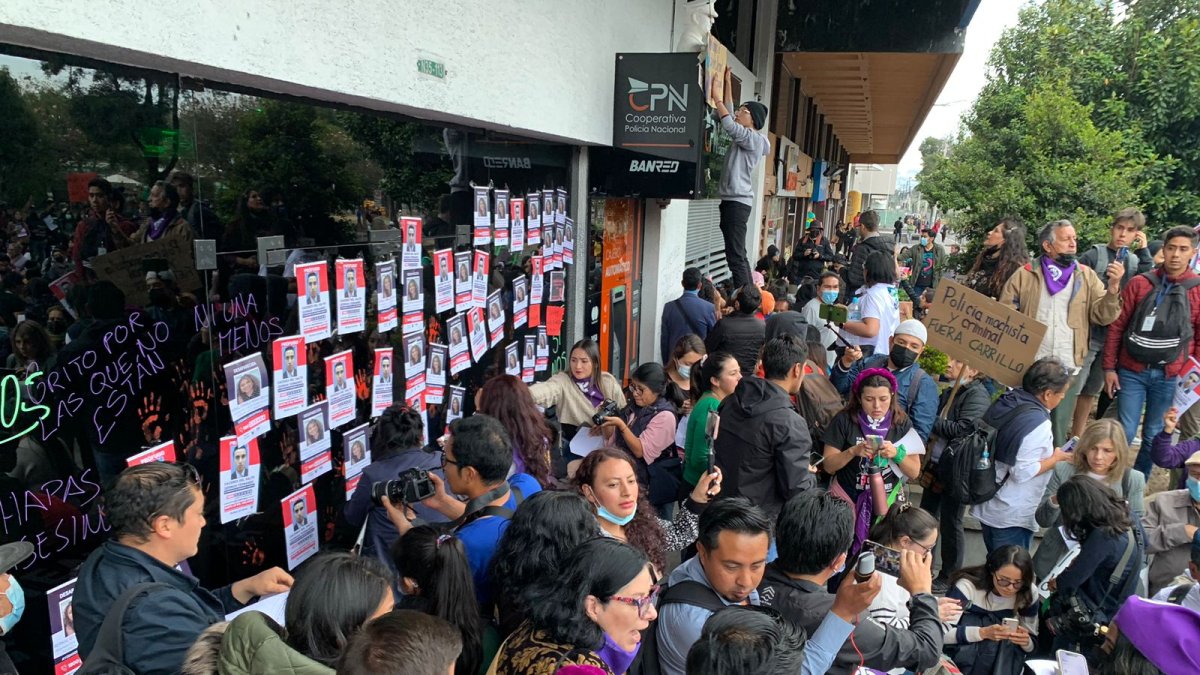 El grupo de mujeres escribió consignas y pintó la fachada de la Comandancia con sus manos empapadas de pintura roja. También pegaron afiches con el rostro del esposo de María Belén, Germán Cáceres.