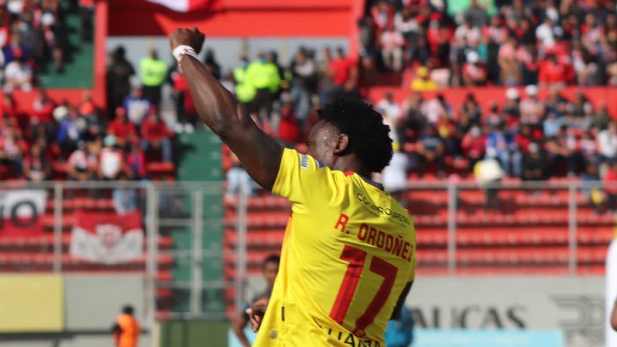 Roberto Ordóñez, jugador clave de Aucas. Los orientales llevan 16 partidos sin saber lo que es perder.