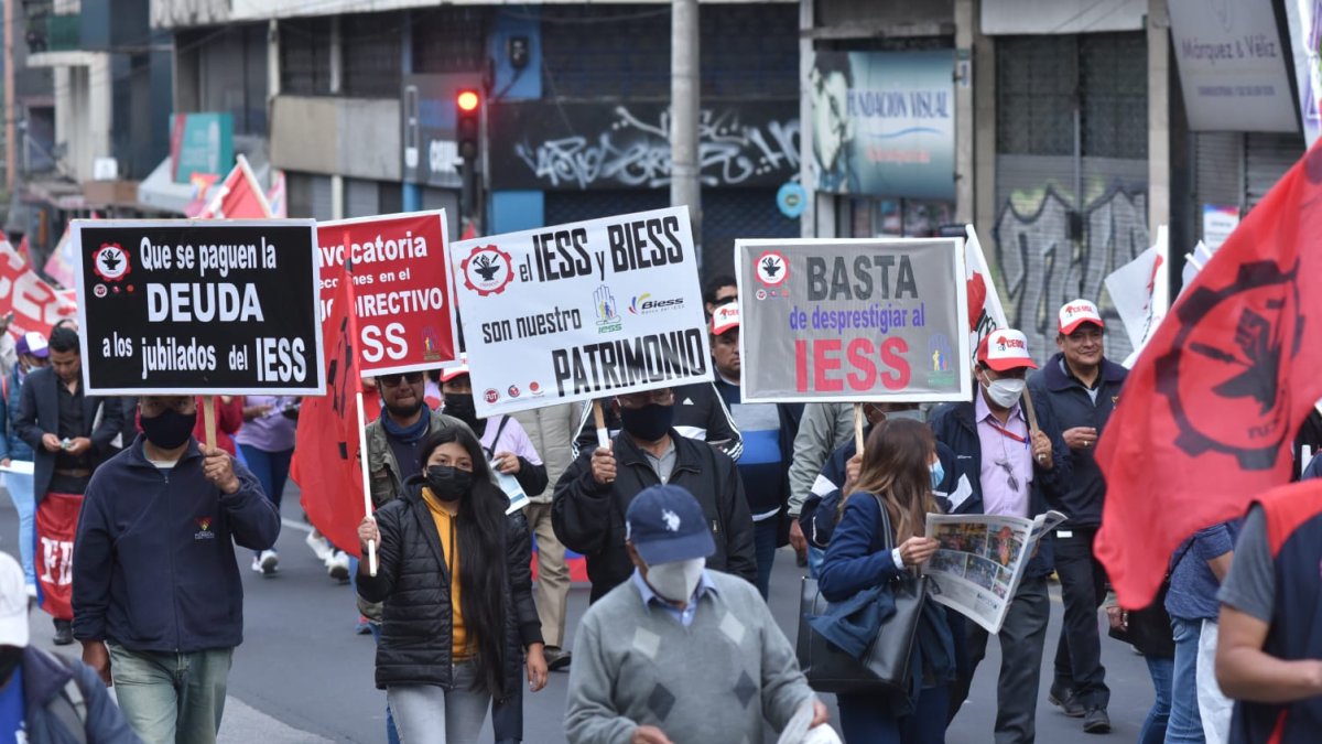 Trabajadores y docentes se sumaron para reclamar al Gobierno el pago al IESS en las calles de Quito.