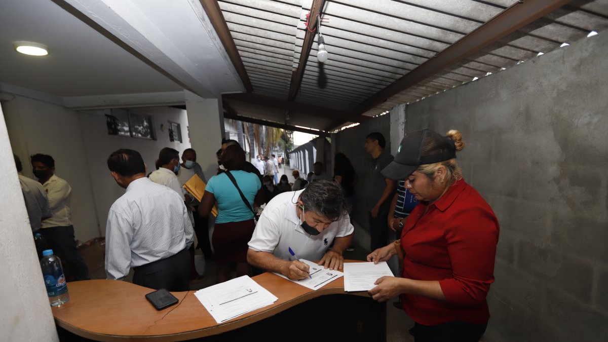 Los precandidatos, a último momento, llenaban documentación en cualquier espacio disponible para culminar el proceso de inscripción.