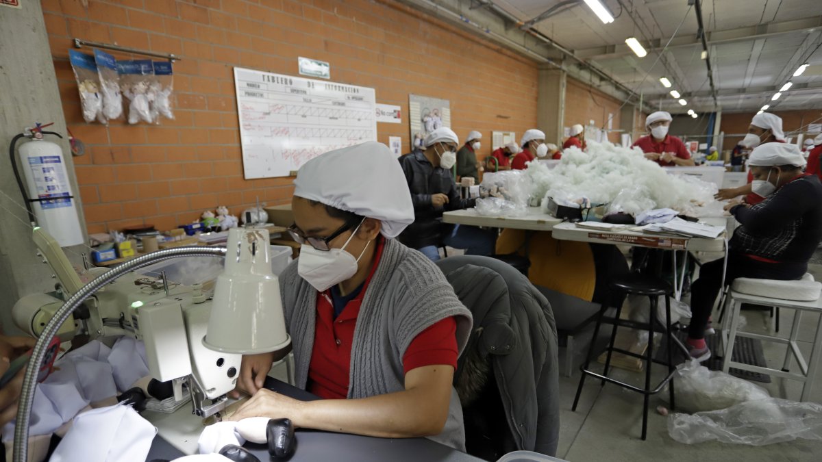 Panorama. Detrás de los famosos muñecos que los fanáticos mexicanos han entregado en conciertos a artistas hay una historia de inclusión.