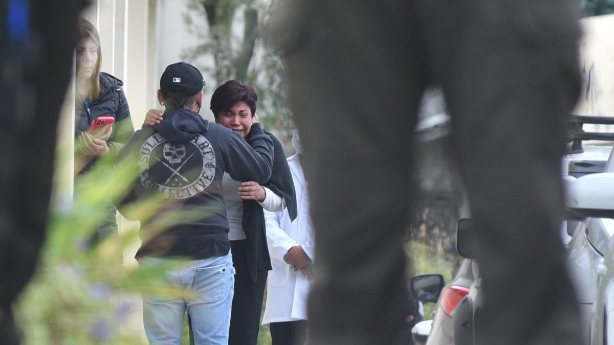 La madre de María Belén Bernal, en los exteriores de la morgue de la Policía Nacional.