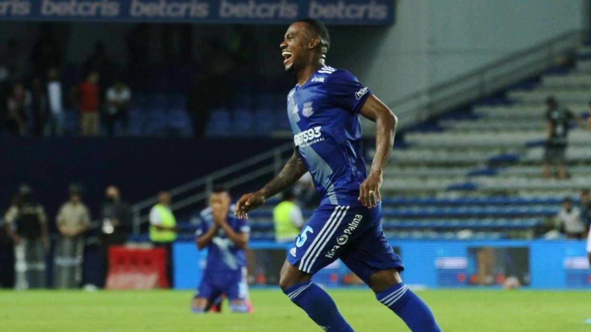 Dixon Arroyo no logró terminar el partido contra Barcelona por doble amarilla.