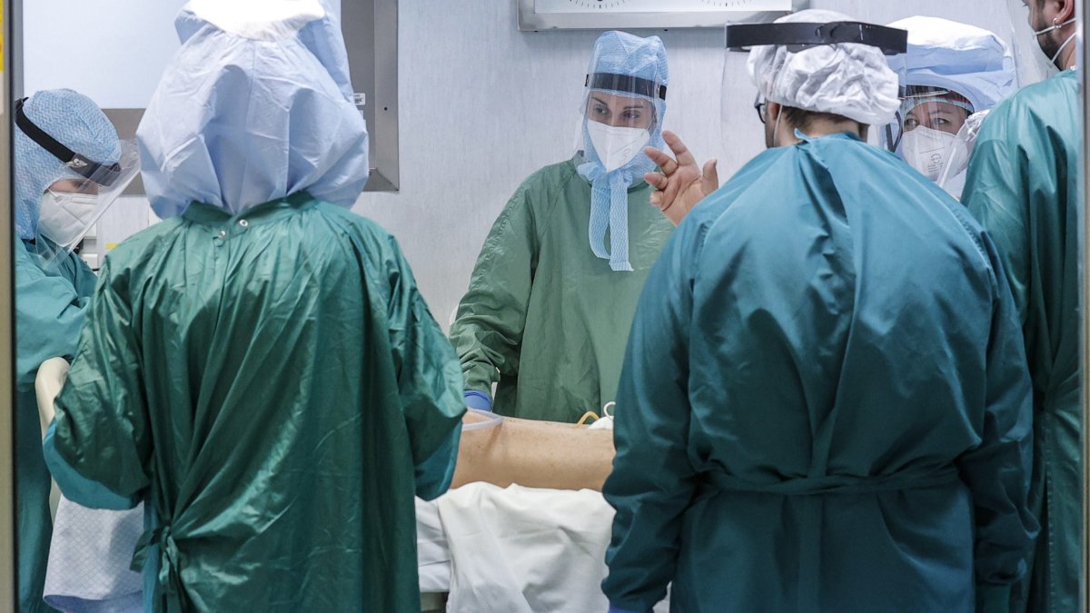 En la imagen de archivo, sanitarios en la Unidad de Cuidados Intensivos dedicada a la covid-19.