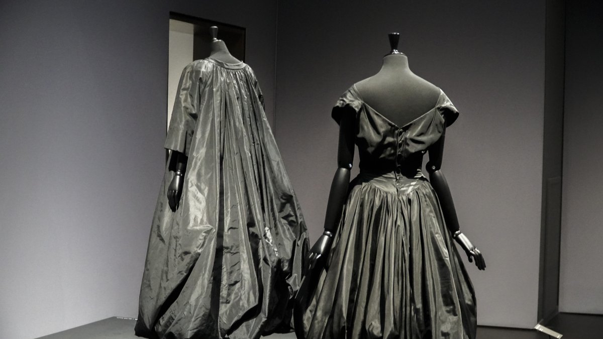 Vista de unas creaciones de Cristóbal Balenciaga este jueves en La Haya.