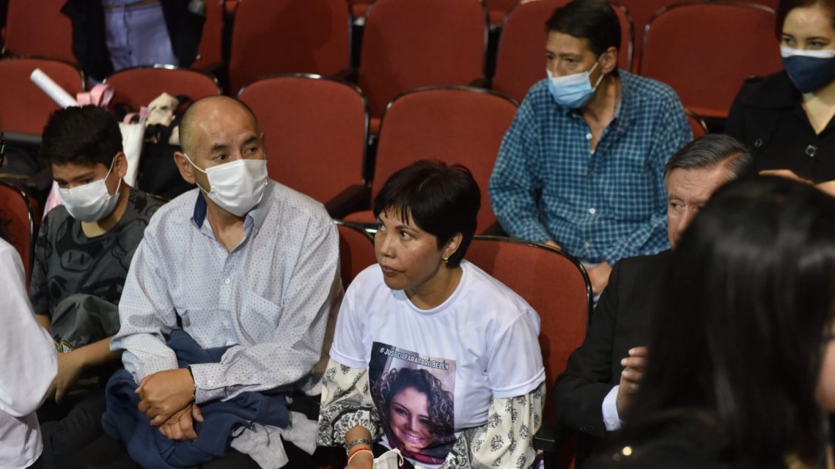 Elizabeth Otavalo durante la capilla ardiente de su hija.
