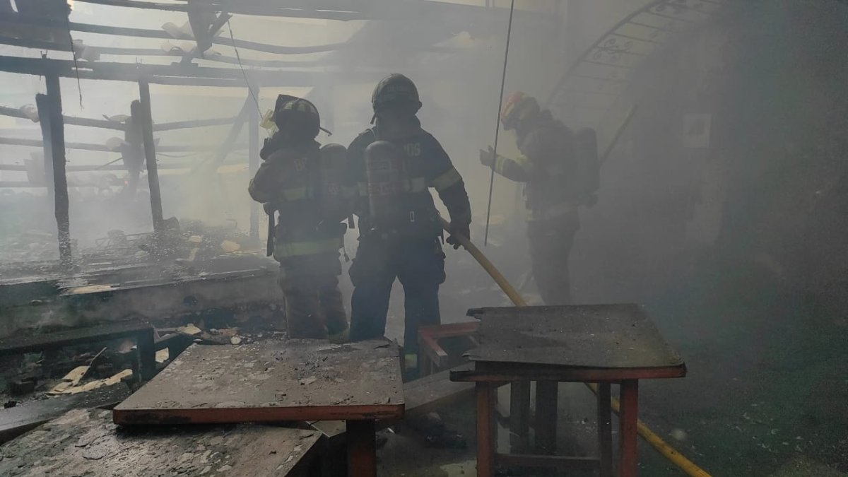 Tareas. Miembros del Cuerpo de Bomberos acudieron a atender una emergencia en el centro de Quito.