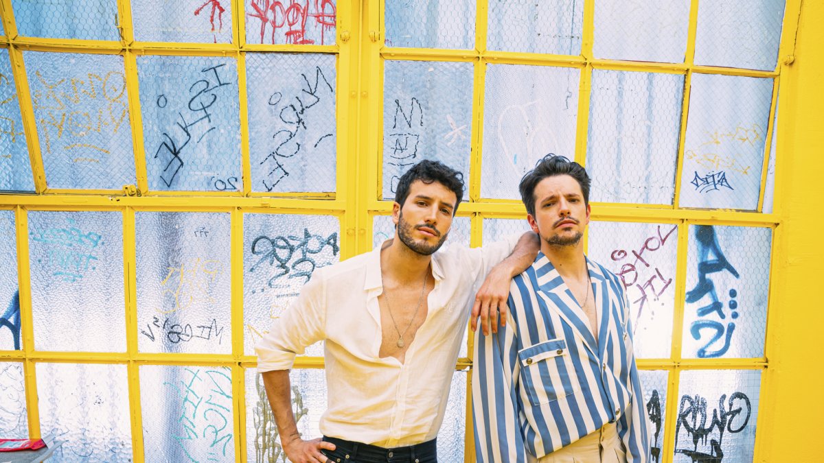 El 24 de agosto se estrenó la nueva versión de Ojos Marrones que en Spotify ya tiene más de 12 millones de reproducciones.