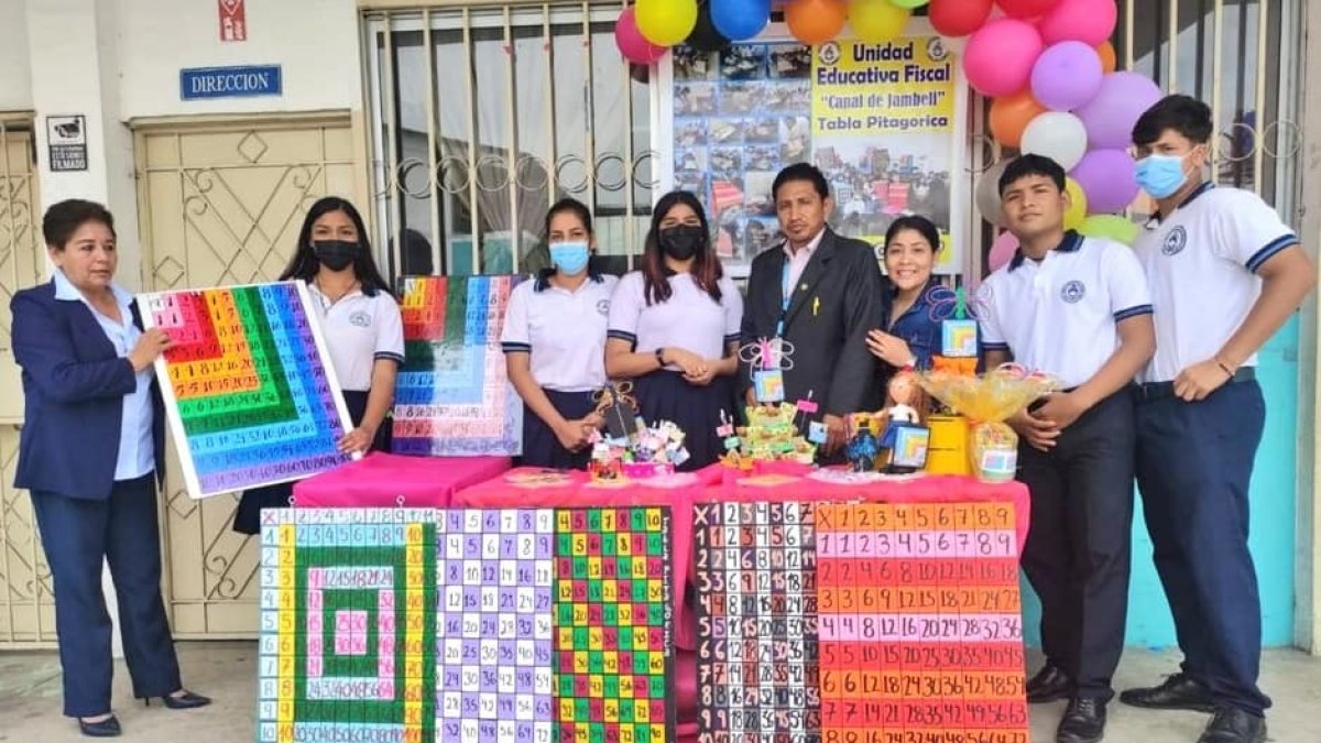 Los estudiantes del colegio Canal de Jambelí muestra el material que elaboraron.