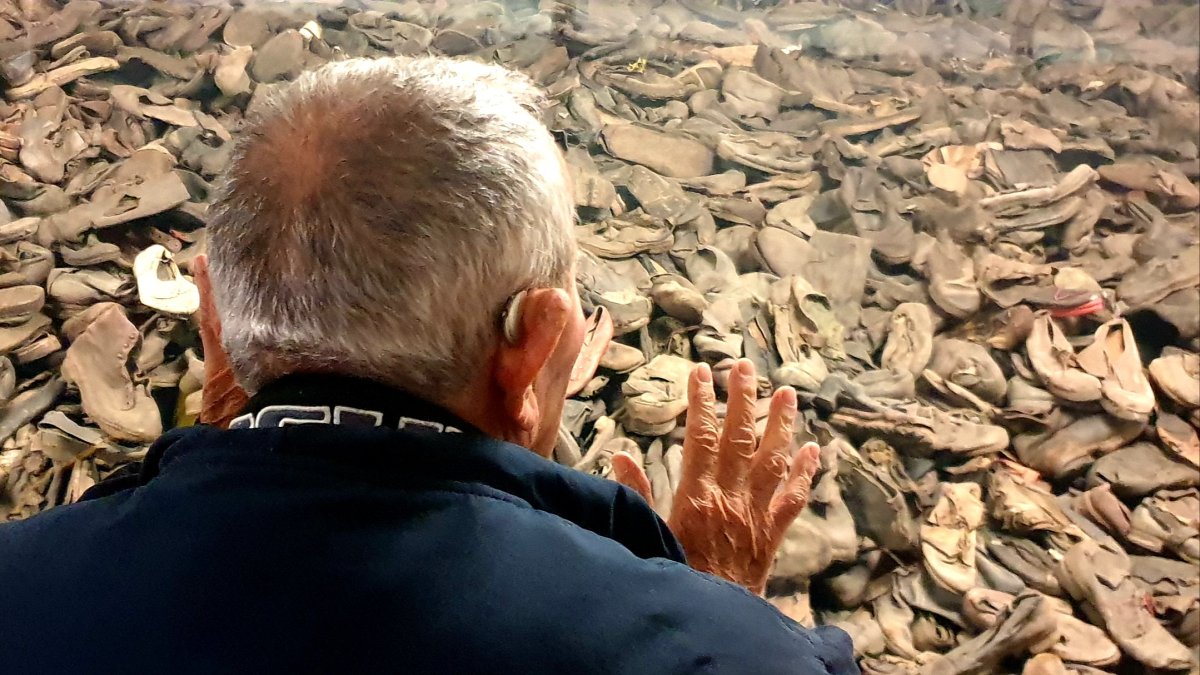 Auschwitz. Arie Pinsker, superviviente, observa la galería acristalada del museo donde hay una montaña de zapatos que pertenecieron a las víctimas del campo que van a ser conservados en el museo.