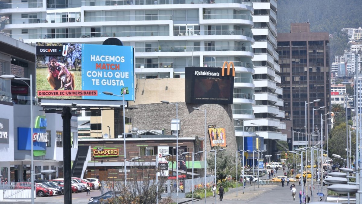 Juntas. En la avenida Naciones Unidas las pancartas son dispuestas indistintamente, incluso hay carteles que penden de postes y paredes.