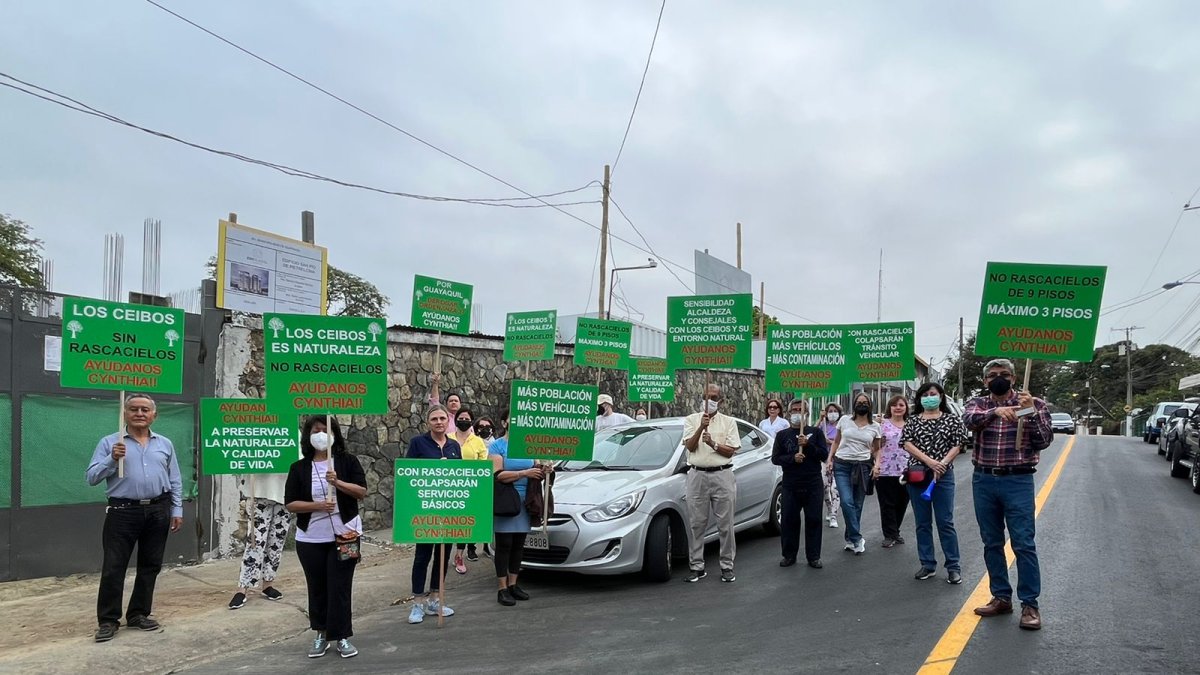 Los residentes de Los Ceibos acompañaron con pancartas la protesta.