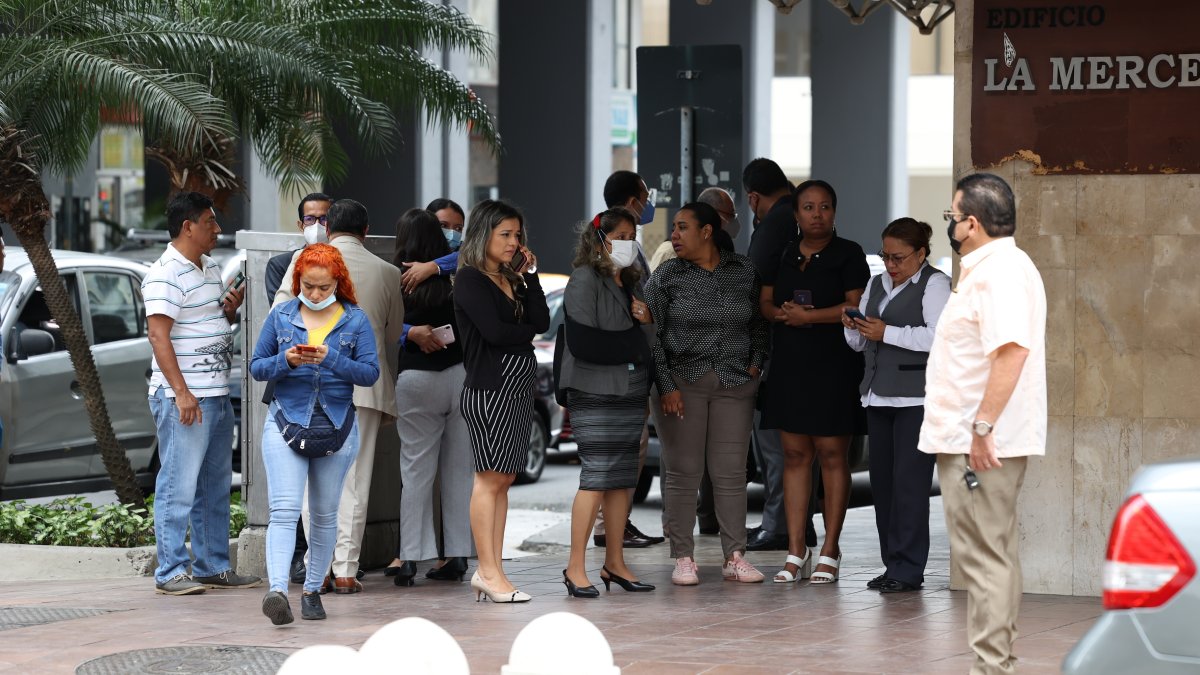 Escenario. Temor y asombro a las afueras de la fiscalía La Merced por el asesinato del fiscal Édgar Escobar.