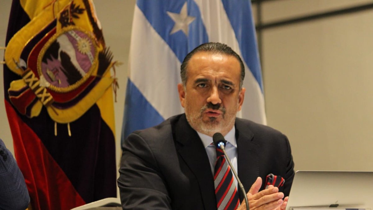 Escenario. El ministro de Transporte y Obras Públicas, Darío Herrera, en rueda de prensa socializando la hoja de ruta del proyecto vial.