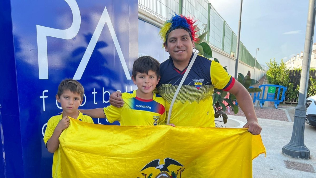Darwin Bermeo, junto a sus hijos Gabriel y Elías llegaron desde Noruega para ver el partido en Murcia.