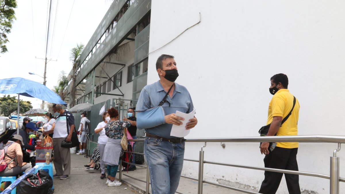 Tomás Arellano, afiliado al IESS, lleva más de un año esperando que le realicen una operación del hombro.